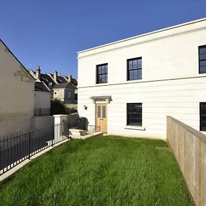 Holiday home Fantastic 3-bed House With Parking, Bath